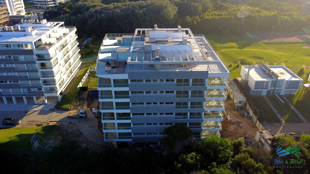 Apartamento ID.4305 - Venta de apartamento pent house de 3 suites mas servicio con baño y terraza primera linra en playa brava