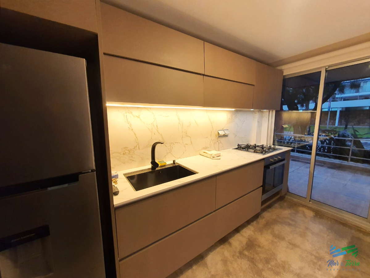 Apartamento ID.4750 - ALQUILER ANUAL, PENÍNSULA. DOS DORMITORIOS, DOS BAÑOS, MUY AMPLIO. 