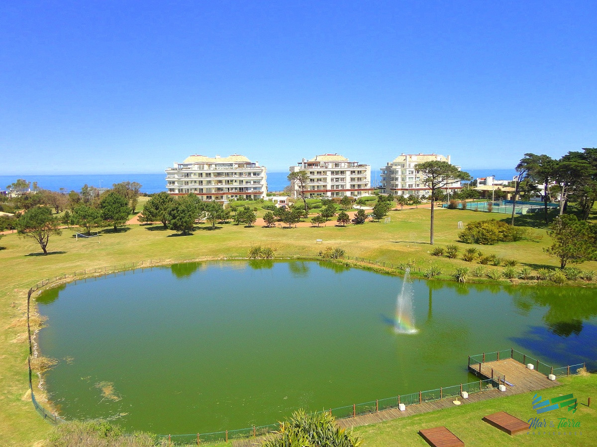 Apartamento ID.3947 - Venta de apartamento dúplex en complejo Veramansa sobre playa Mansa de punta del Este