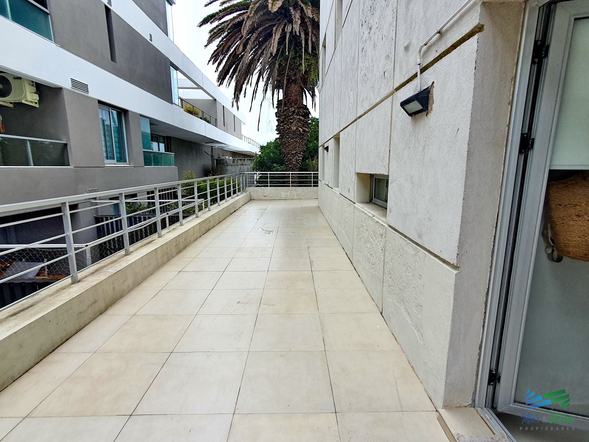 Apartamento ID.4196 - Vendo apartamento 2 dormitorios con gran terraza en Peninsula, zona puerto, Punta del Este