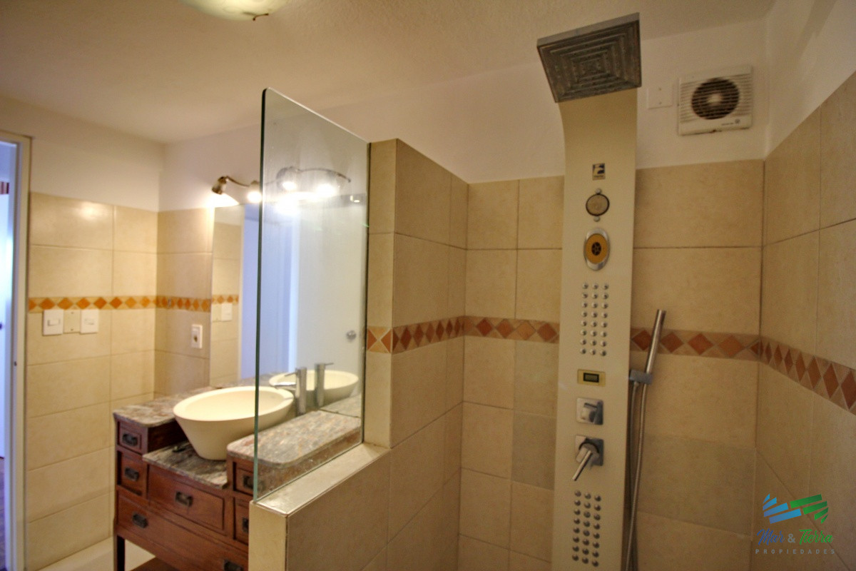 Apartamento ID.2512 - En alquiler y venta..  apartamento reciclado de 3 dormitorios en el centro de Maldonado, piso alto.