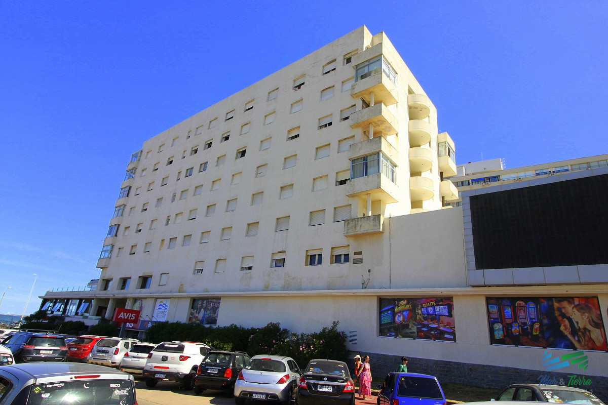 Apartamento ID.4474 - Venta apartamento mono ambiente en edificio Punta del Este, playa mansa y brava