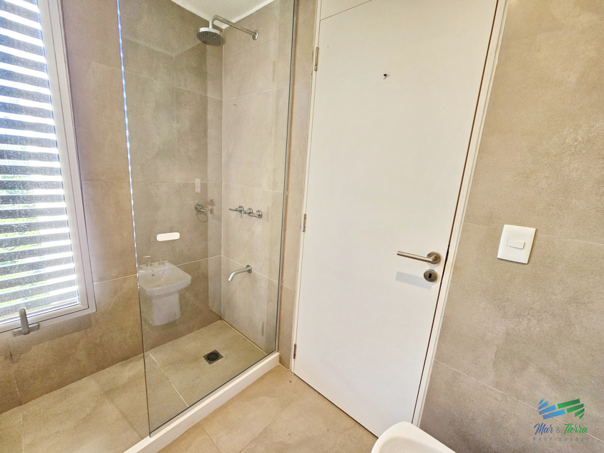 Apartamento ID.5677 - Alquiler anual apartamento penthouse frente al mar 3 dormitorios, Playa Mansa, Pinares, Punta del Este.