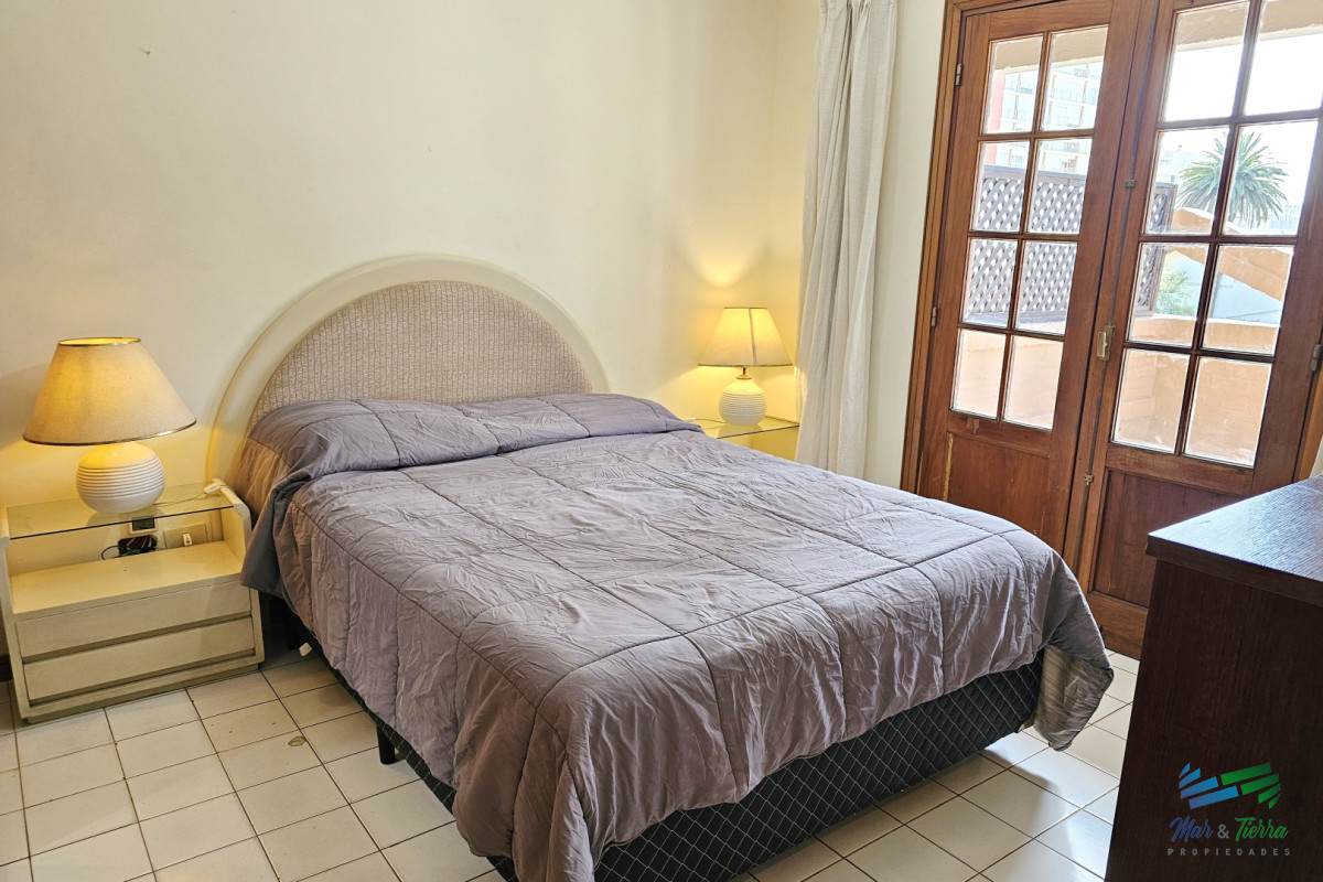 Apartamento ID.1067 - Vendo apartamento 2 dormitorios, con gran terraza y parrillero propio, servicio de mucamas y piscina. Peninsula, Punta del Este.