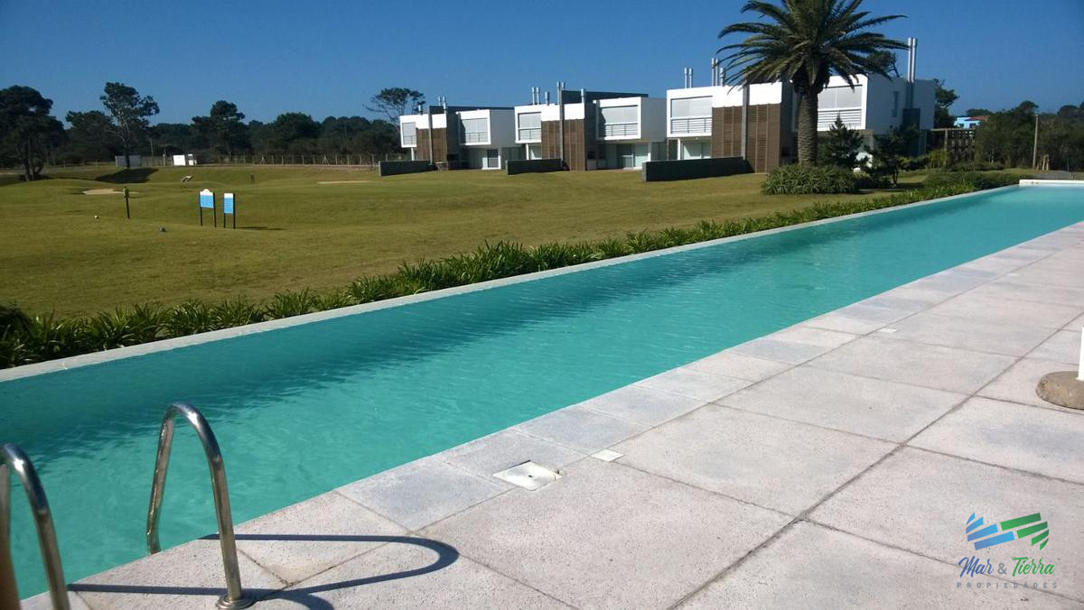 Apartamento ID.4305 - Venta de apartamento pent house de 3 suites mas servicio con baño y terraza primera linra en playa brava