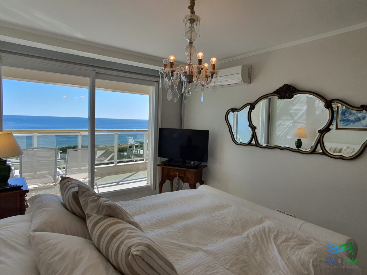 Apartamento ID.444 - Torre de categoría en primera línea sobre playa mansa.