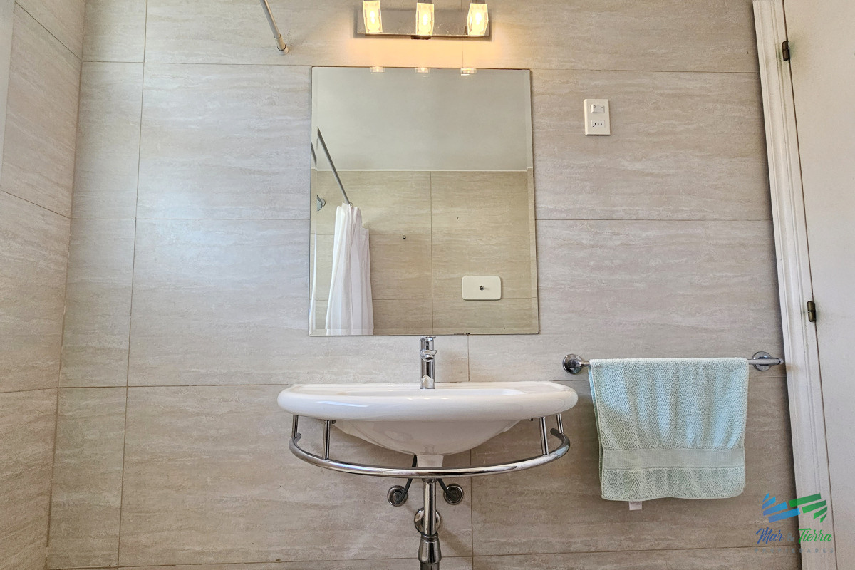 Apartamento ID.101 - Excelente opción en alquiler y venta, primera línea sobre el Puerto de Punta del Este. 
