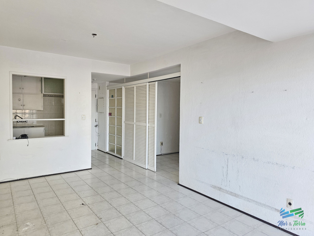 Apartamento ID.5680 - Venta de apartamento de 1 y medio dormitorios con vista al mar en Península, Punta del Este