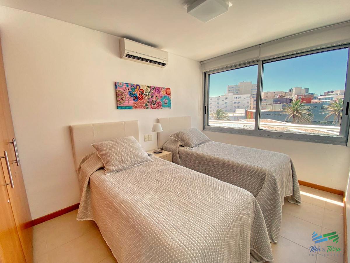 Apartamento ID.4526 - APARTAMENTO CON VISTA, DISPONIBLE TEMPORADA 2026, 3 DORMITORIOS EN SUITE, PENÍNSULA, PUNTA DEL ESTE.