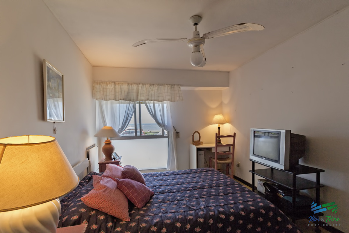 Apartamento ID.2489 - Departamento 3 dormitorios en venta, reciclado, frente al mar, Peninsula, Punta Del Este.