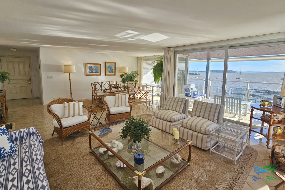 Apartamento ID.101 - Excelente opción en alquiler y venta, primera línea sobre el Puerto de Punta del Este. 