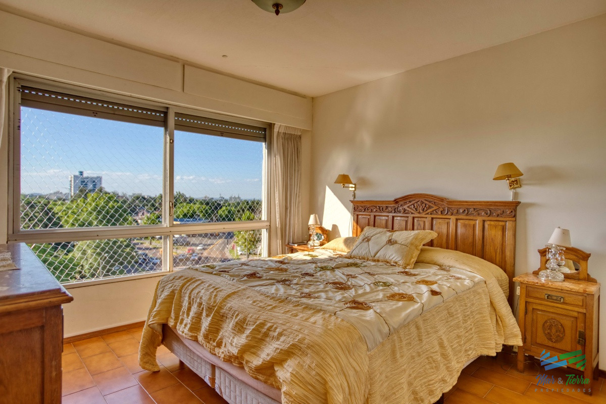 Apartamento ID.2532 - Alquilo apartamento de 3 dormitorios por verano, Roosevelt, Punta del Este.