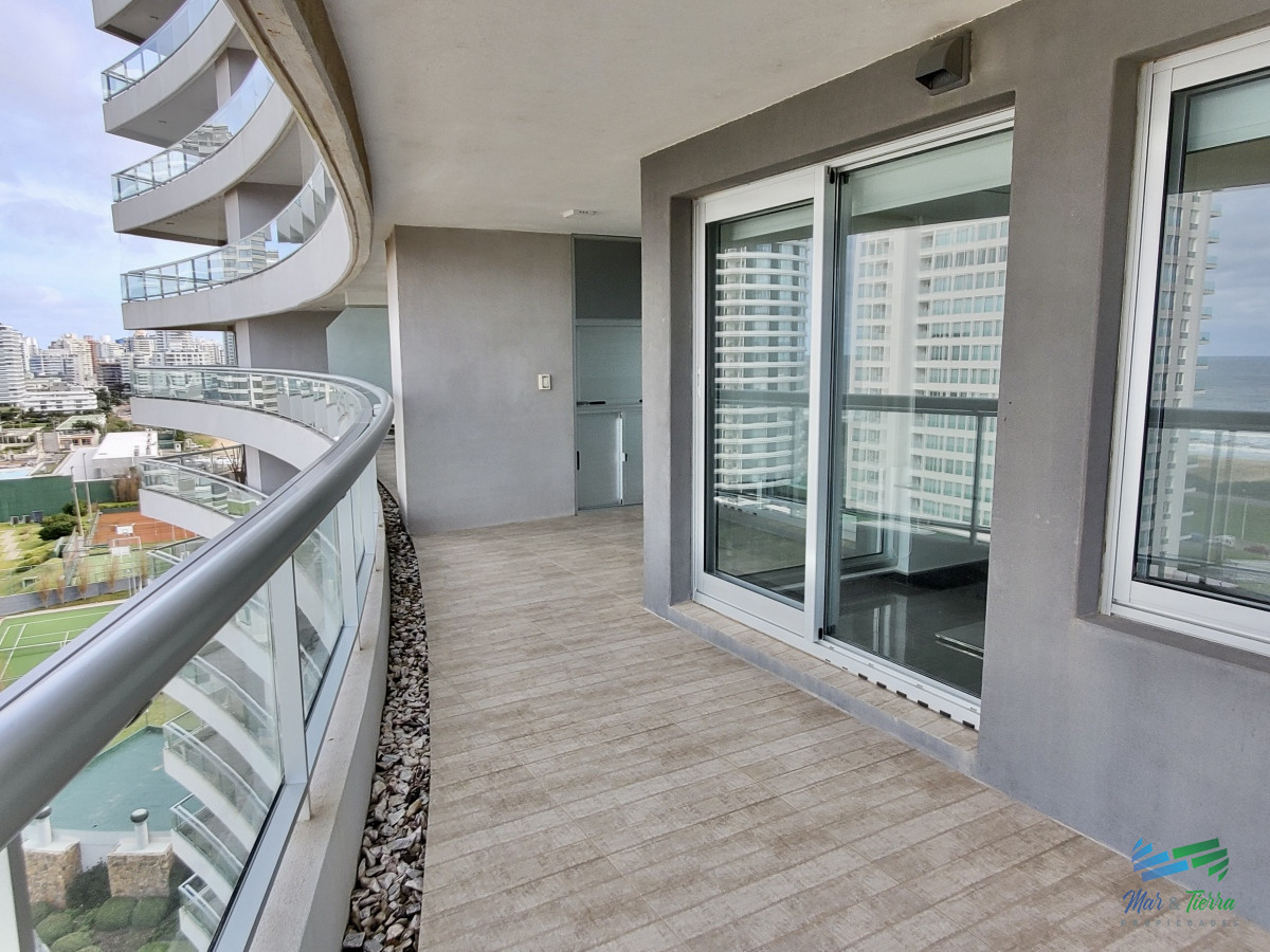 Apartamento ID.3879 - Venta apartamento de 3 dormitorios y servicio con baño 2da línea playa Brava Punta del Este 