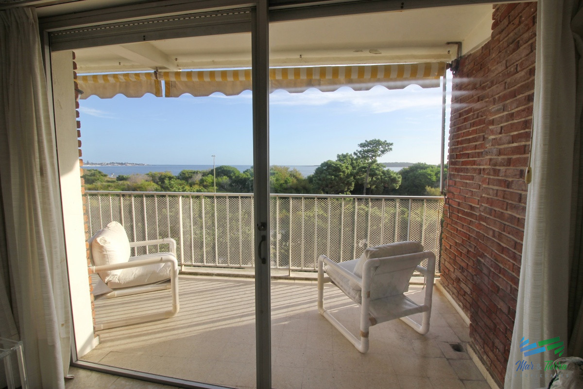 Apartamento ID.2502 - En venta apartamento 3 dormitorios en primera linea sobre Playa Mansa, Punta del Este.