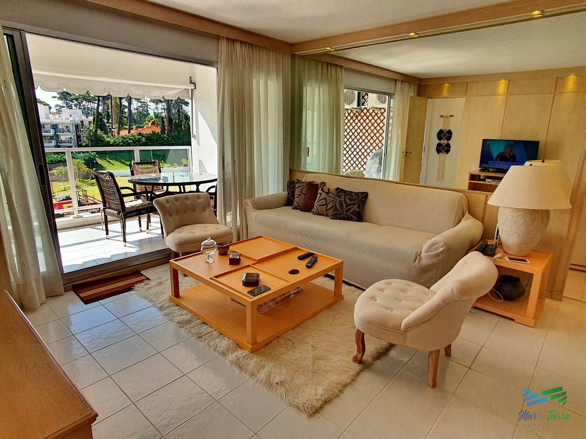 Apartamento ID.3260 - Vendo apartamento de 2 dormitorios, 2 baños y cochera. Playa Mansa, Punta del Este.