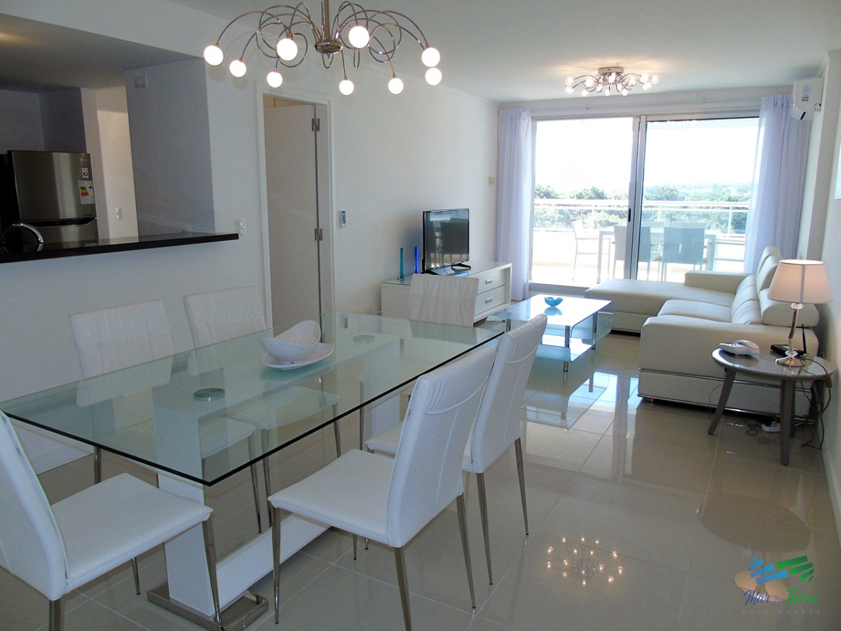 Apartamento ID.2435 - A metros del mar, en una de las zonas de mas categoría. Apartamento en piso alto con vista al mar.OPORTUNIDAD