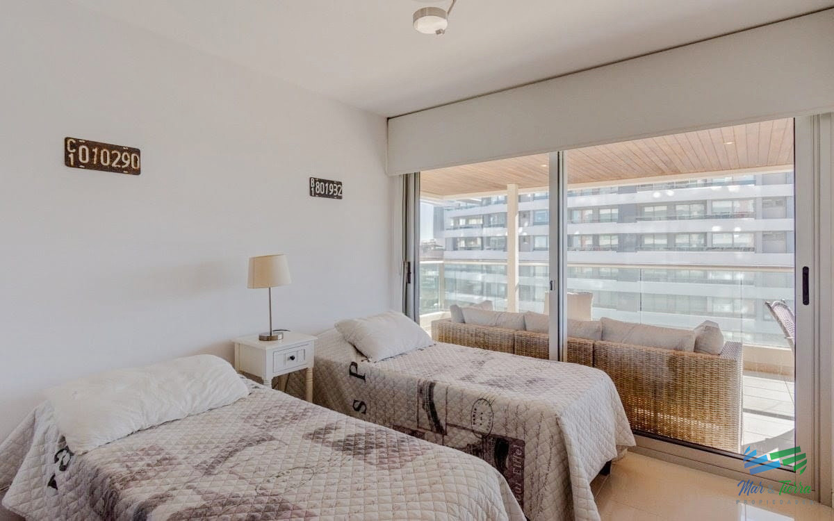 Apartamento ID.4125 - Venta apartamento de 2 dormitorios y medio con gran terraza en Playa Brava Punta del este
