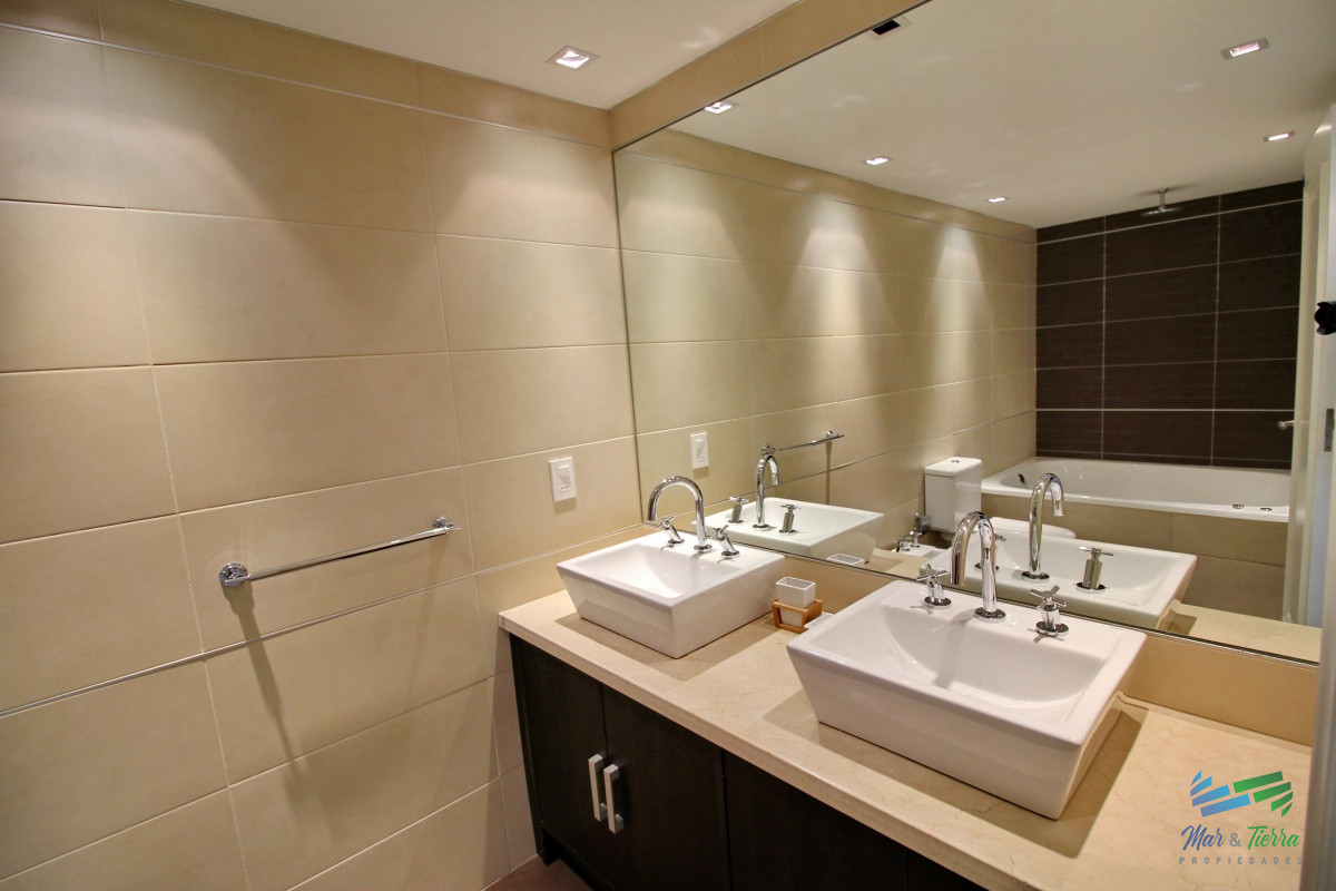 Apartamento ID.2344 - En venta apartamento Imperiale de 3 dormitorios, primera linea frente al mar, Punta del Este