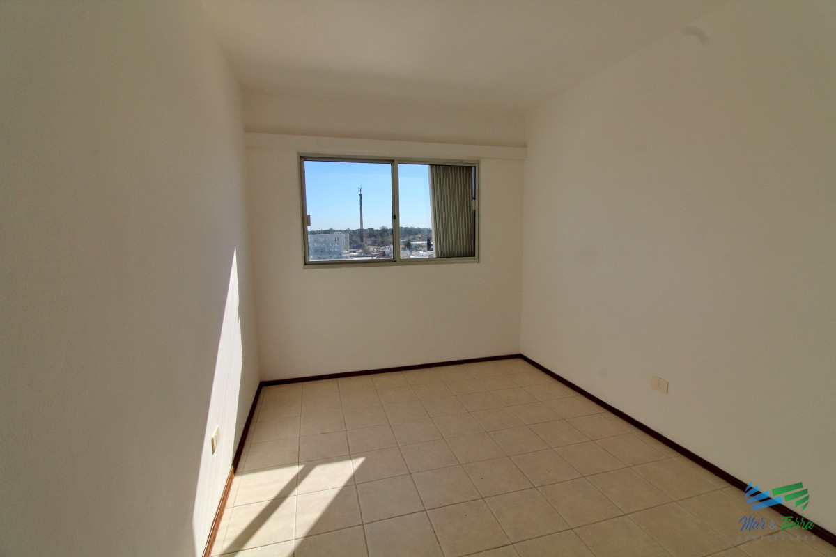 Apartamento ID.2664 - OPORTUNIDAD!!! Vendo apartamento 2 dormitorios en centro de Maldonado, piso alto con balcón.