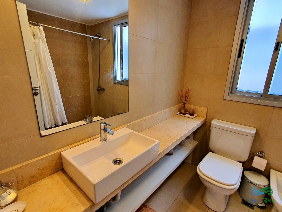 Apartamento ID.4196 - Vendo apartamento 2 dormitorios con gran terraza en Peninsula, zona puerto, Punta del Este