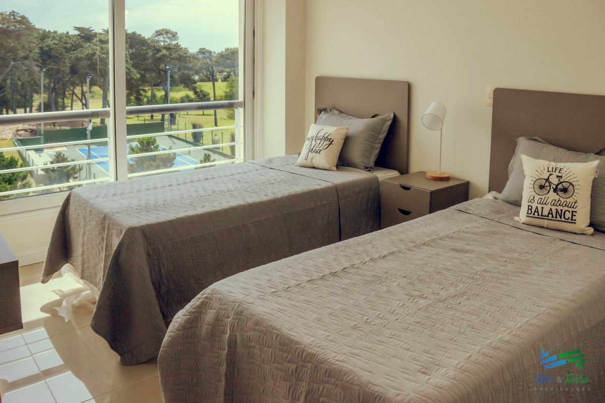 Apartamento ID.3945 - VENTA de Pent Huse sobre playa Mansa de 4 suites con todos los servicios