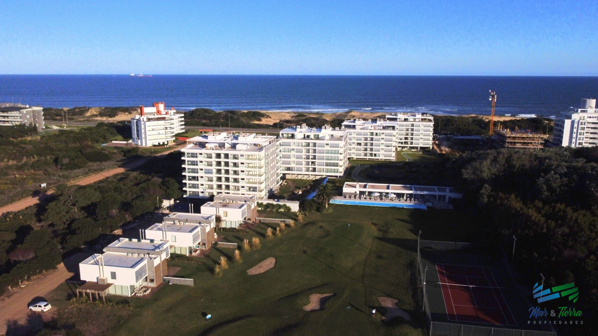 Apartamento ID.4305 - Venta de apartamento pent house de 3 suites mas servicio con baño y terraza primera linra en playa brava