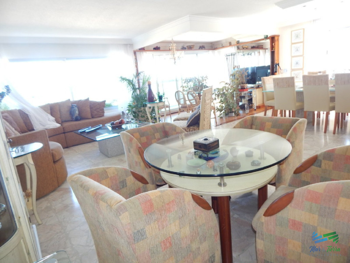 Apartamento ID.2110 - Espectacular planta, reciclada con materiales de primera calidad!!! cuenta 180 m2.