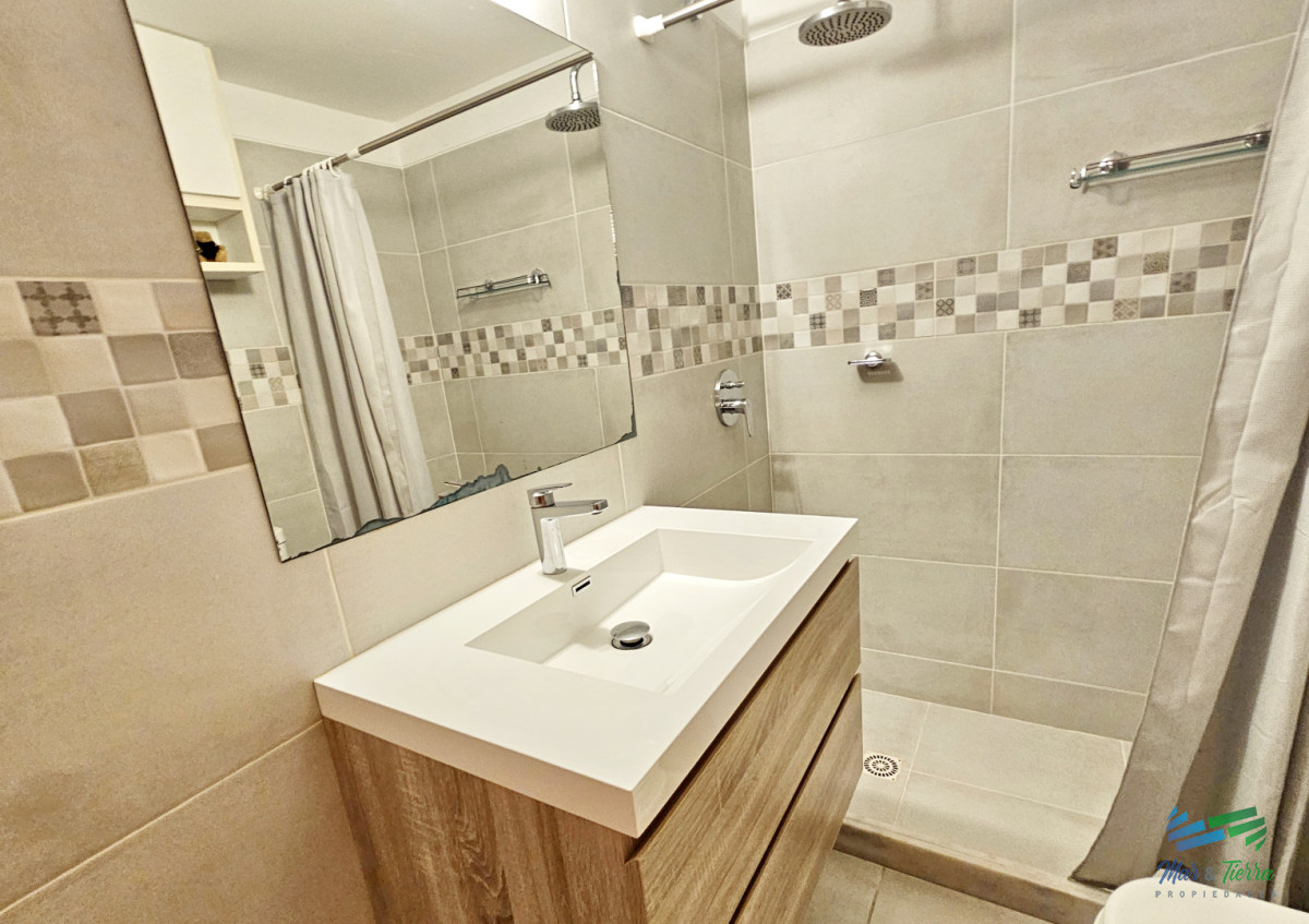 Apartamento ID.749 - Apartamento con gran terraza, parrillero propio de 2 dormitorios y 2 baños a 1 cuadra de Gorlero. Punta del este. 