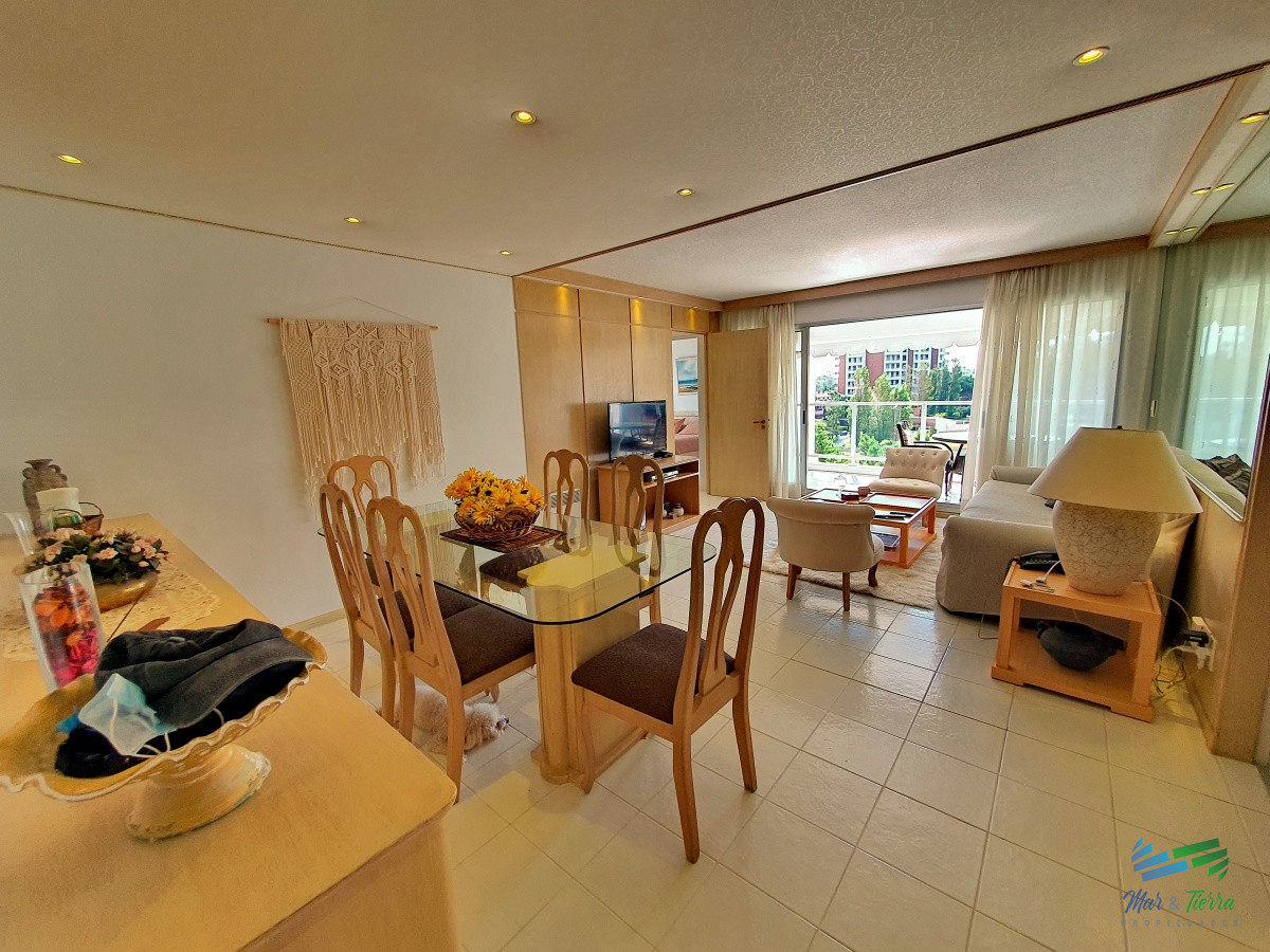Apartamento ID.3260 - Vendo apartamento de 2 dormitorios, 2 baños y cochera. Playa Mansa, Punta del Este.