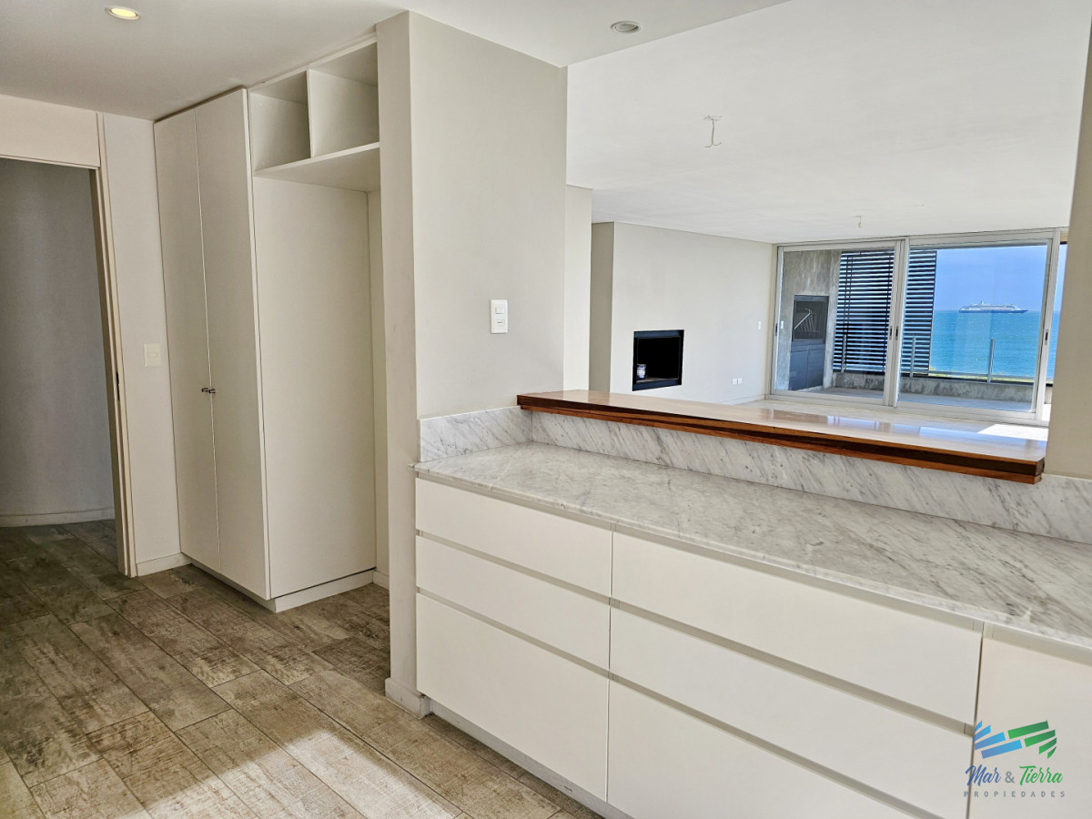 Apartamento ID.5677 - Alquiler anual apartamento penthouse frente al mar 3 dormitorios, Playa Mansa, Pinares, Punta del Este.