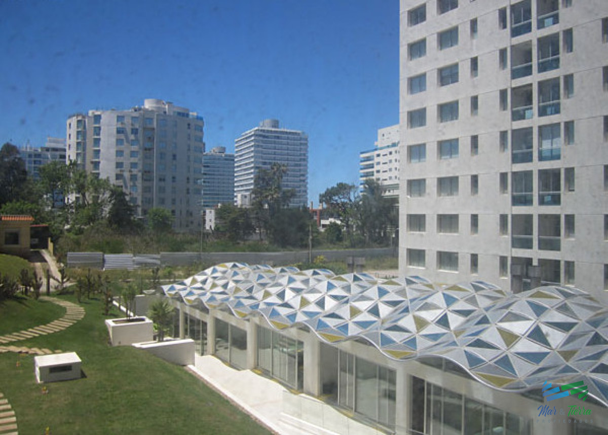 Apartamento ID.3952 - Vendo apartamento de 2 dormitorios y medio 2 baños en playa Brava Punta de Este departamento de Maldonado