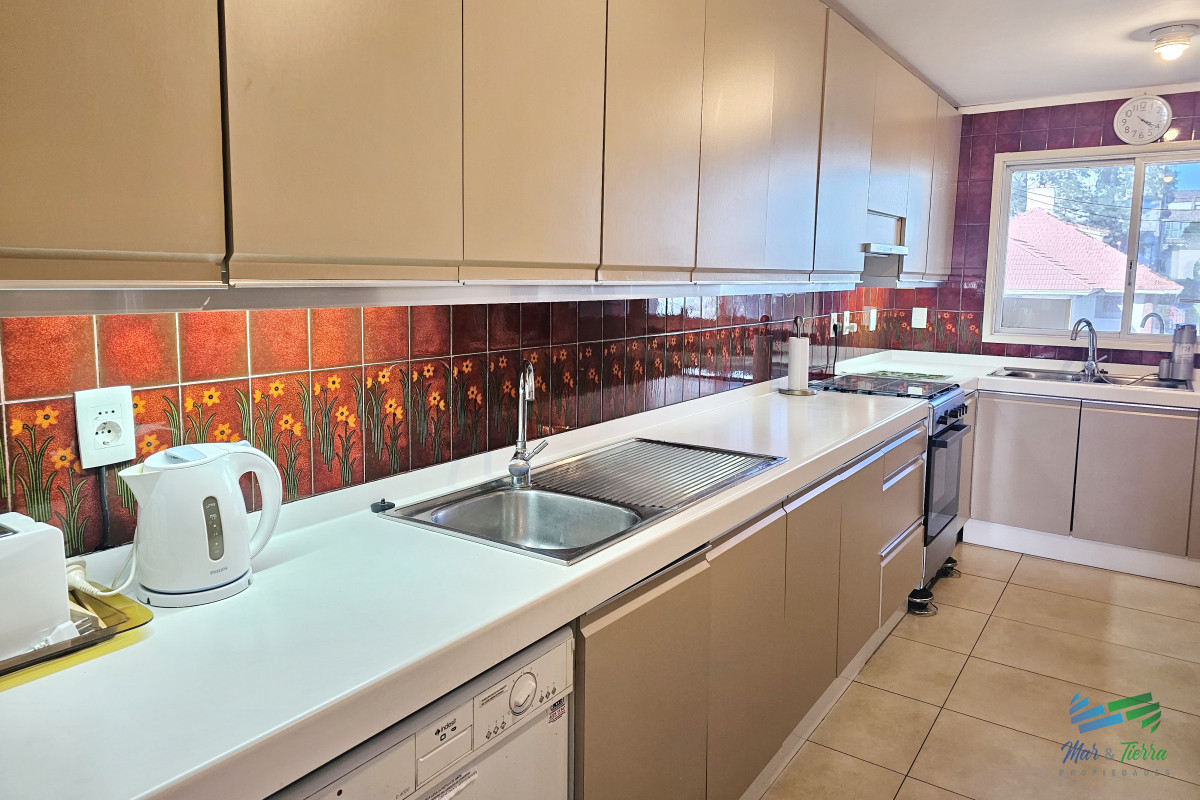 Apartamento ID.101 - Excelente opción en alquiler y venta, primera línea sobre el Puerto de Punta del Este. 