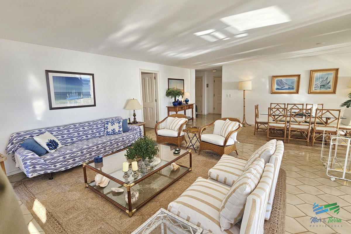 Apartamento ID.101 - Excelente opción en alquiler y venta, primera línea sobre el Puerto de Punta del Este. 