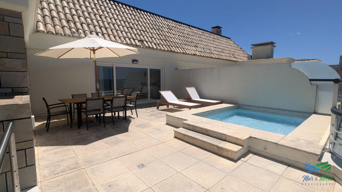 Apartamento ID.4955 - Venta de apartamento Petnhouse 3 dormitorios 3 baños frente al mar, playa MansaPunta del Este 