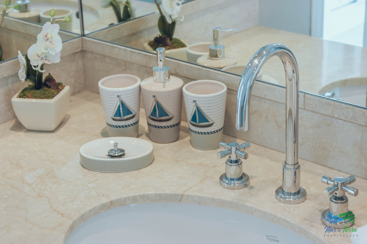 Apartamento ID.4209 - VENTA de apartamento de 2 dormitorios sobre playa Mansa de Punta del Este