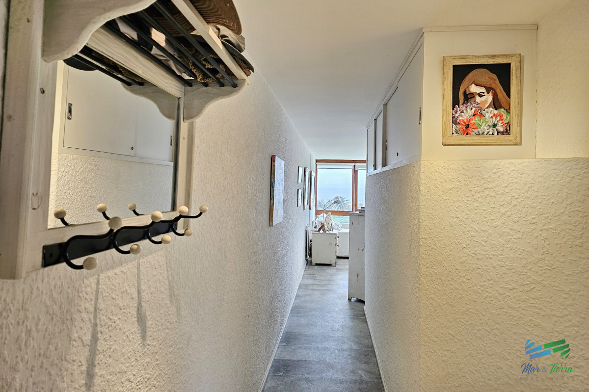 Apartamento ID.4813 - En venta apartamento de 2 dormitorios frente al mar, playa brava, Punta del Este
