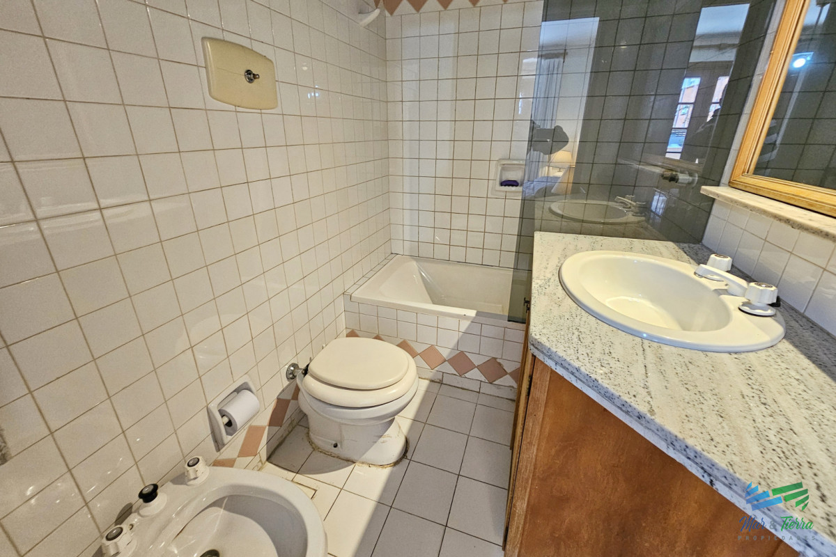 Apartamento ID.1067 - Vendo apartamento 2 dormitorios, con gran terraza y parrillero propio, servicio de mucamas y piscina. Peninsula, Punta del Este.