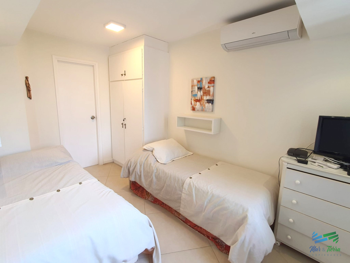 Apartamento ID.4030 - Venta apartamento 3 dormitorios, primera linea playa Brava, Punta del Este