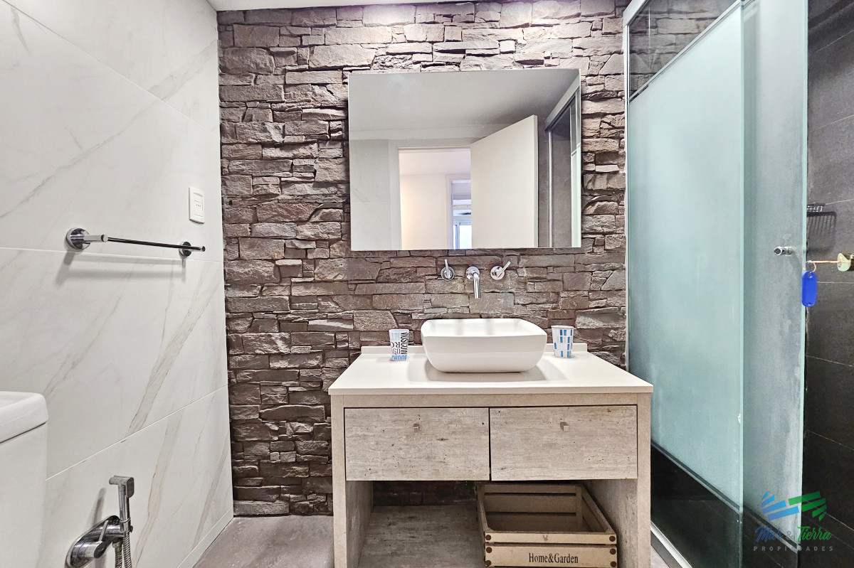 Apartamento ID.5377 - ALQUILER ANUAL, FRENTE LA MANSA, 3 DORMITORIOS COMPLETAMENTE RECICLADO! PUNTA DEL ESTE. 