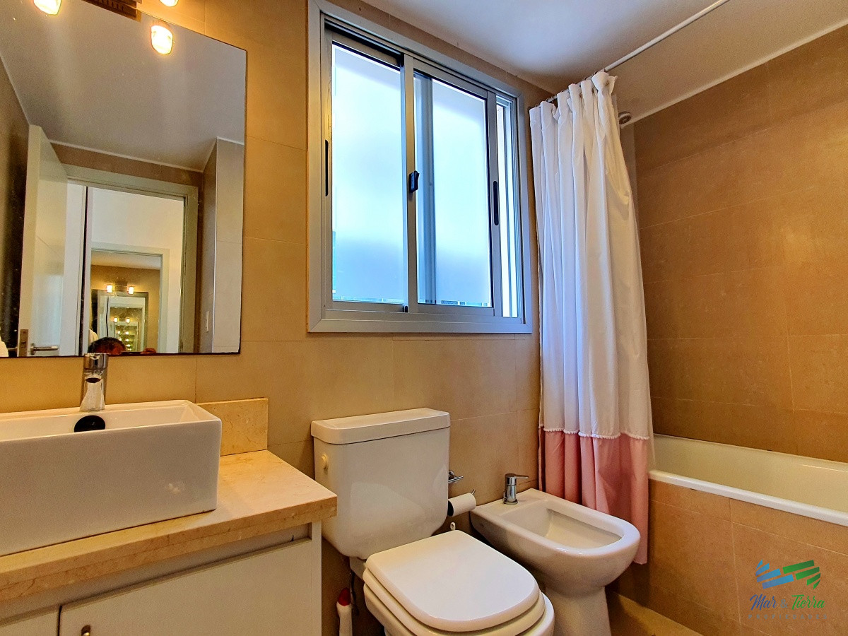 Apartamento ID.4196 - Vendo apartamento 2 dormitorios con gran terraza en Peninsula, zona puerto, Punta del Este