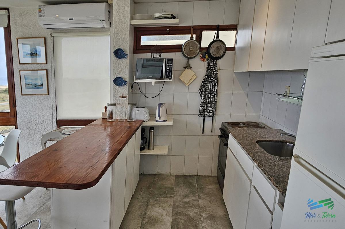 Apartamento ID.4813 - En venta apartamento de 2 dormitorios frente al mar, playa brava, Punta del Este
