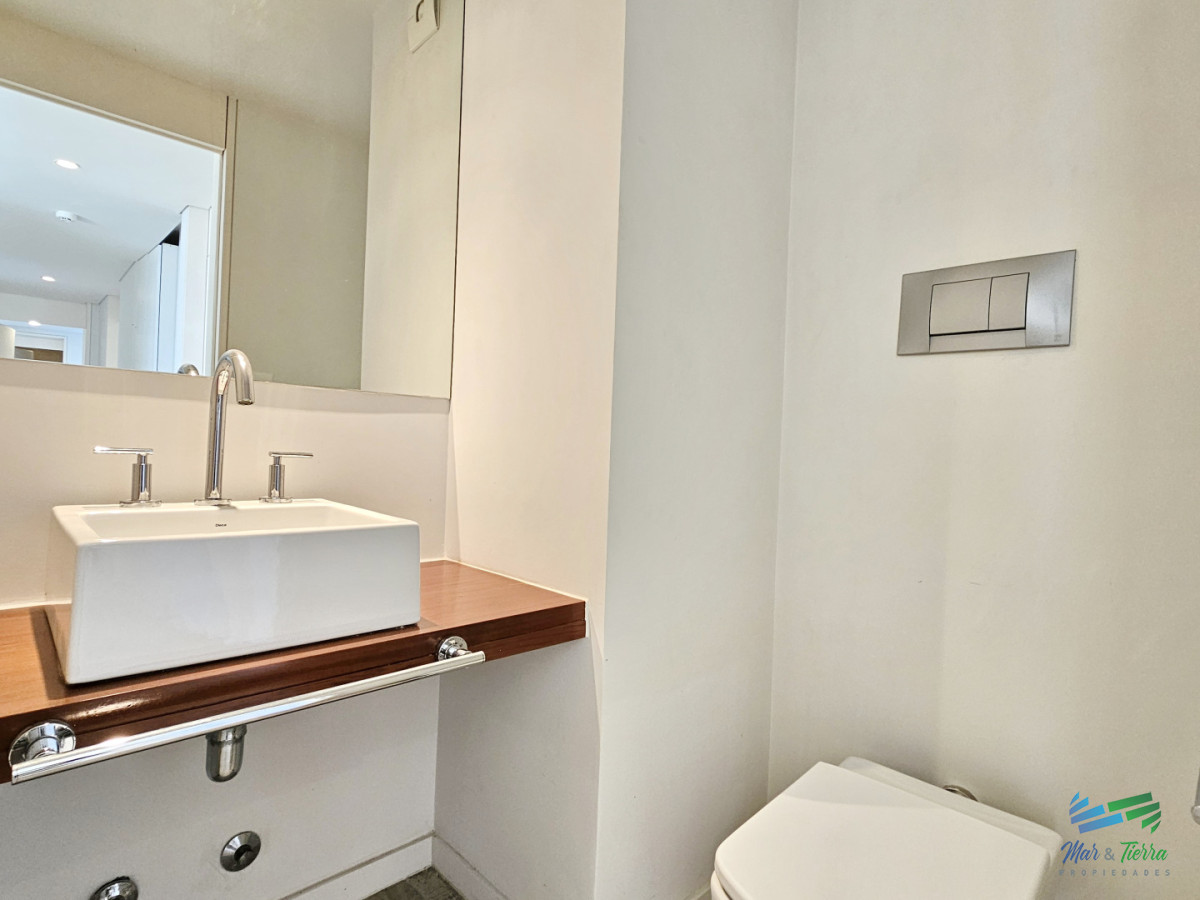 Apartamento ID.5677 - Alquiler anual apartamento penthouse frente al mar 3 dormitorios, Playa Mansa, Pinares, Punta del Este.