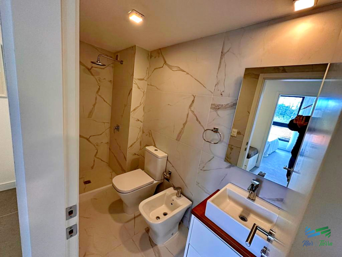 Apartamento ID.4375 - Vendo apartamento de 1 y 1/2 dormitorios a estrenar, con buenos servicios, en Punta del Este