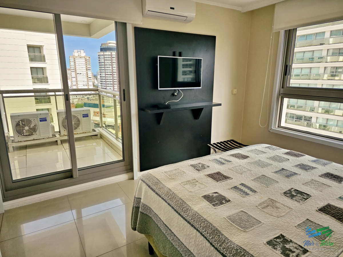 Apartamento ID.4433 - Alquiler apartamento Torre Imperiale de 4 dormitorios frente al mar, excelente vista y servicios, playa Brava, Punta del Este.