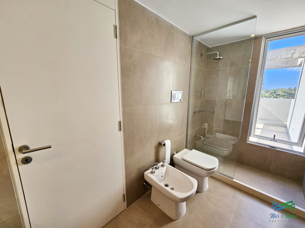 Apartamento ID.5677 - Alquiler anual apartamento penthouse frente al mar 3 dormitorios, Playa Mansa, Pinares, Punta del Este.