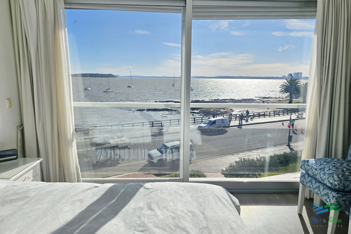 Apartamento ID.101 - Excelente opción en alquiler y venta, primera línea sobre el Puerto de Punta del Este. 