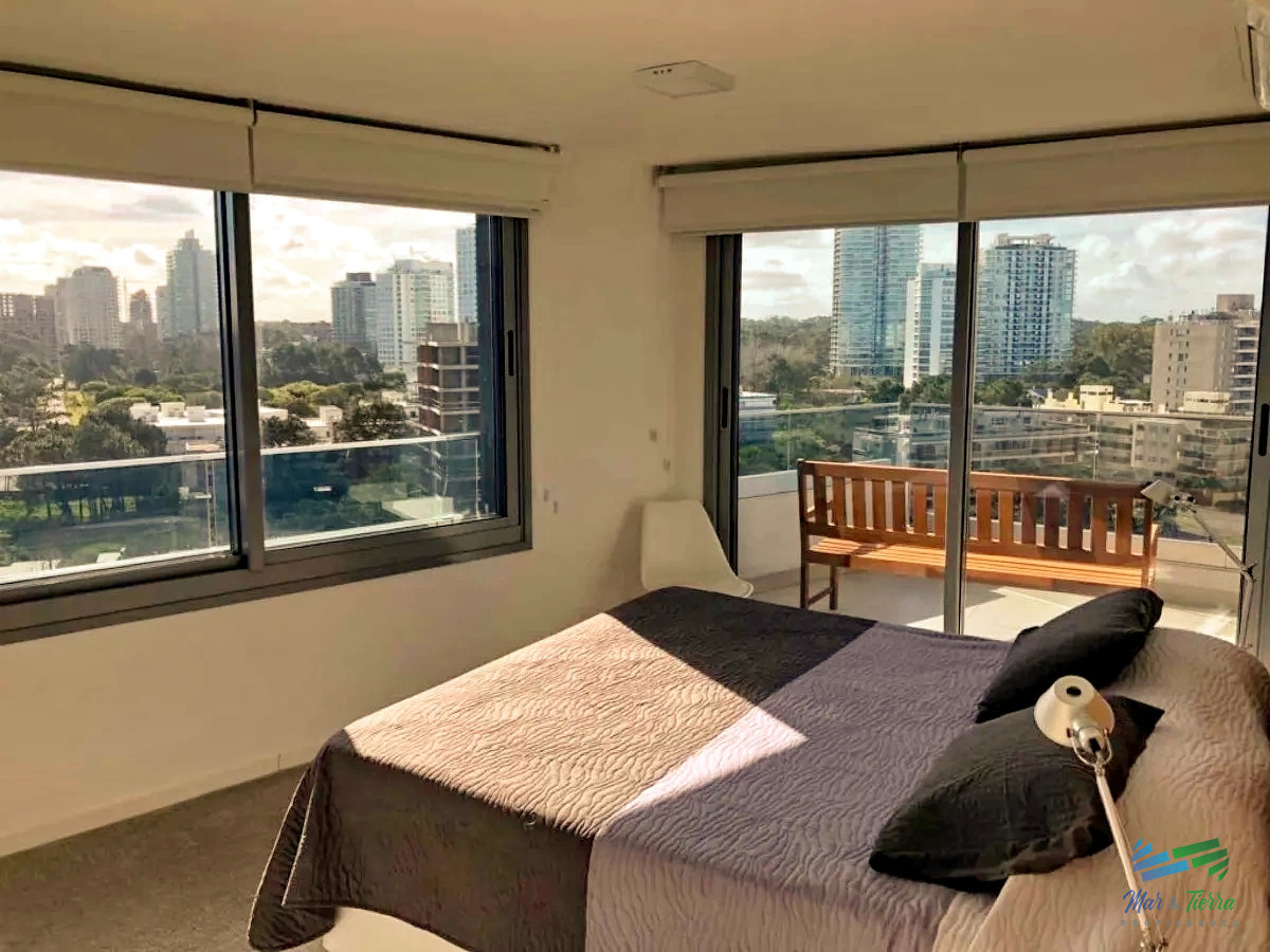 Apartamento ID.3357 - Vendo apartamento 3 dormitorios con servicios y vista parcial, playa brava, Punta del Este