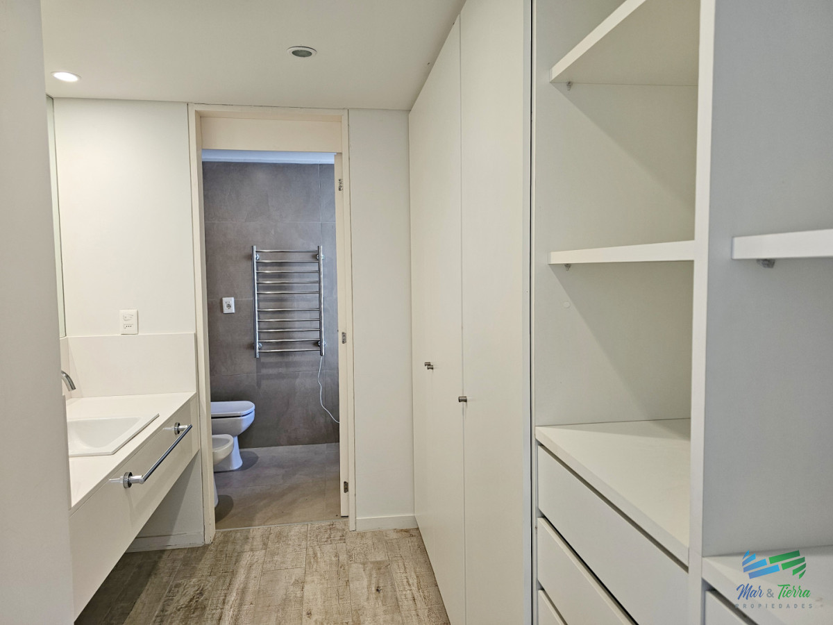 Apartamento ID.5677 - Alquiler anual apartamento penthouse frente al mar 3 dormitorios, Playa Mansa, Pinares, Punta del Este.