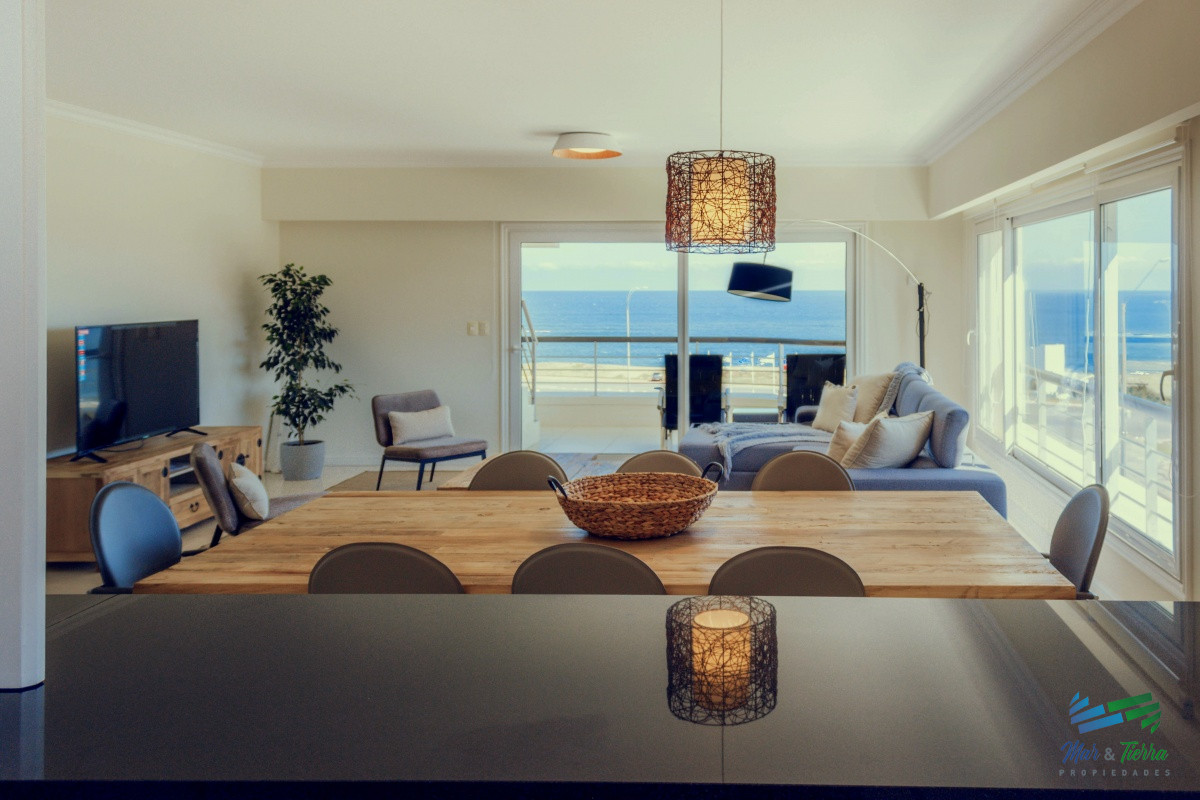 Apartamento ID.3945 - VENTA de Pent Huse sobre playa Mansa de 4 suites con todos los servicios
