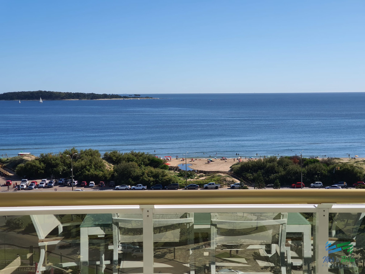 Apartamento ID.444 - Torre de categoría en primera línea sobre playa mansa.